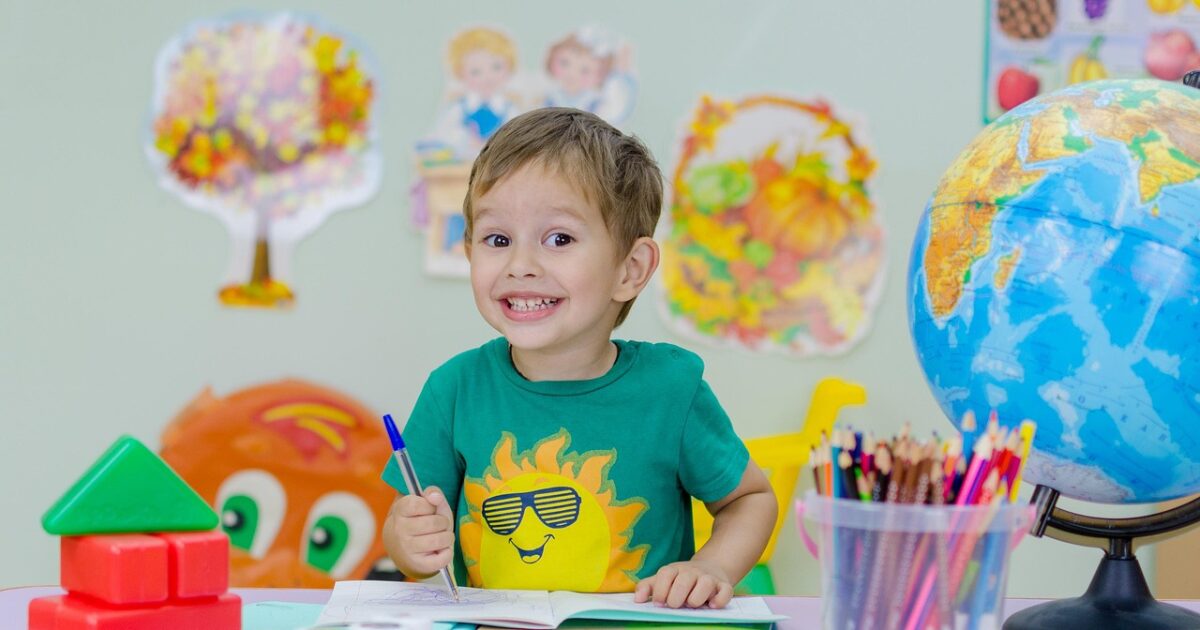 子供が絵を描いているイメージ図