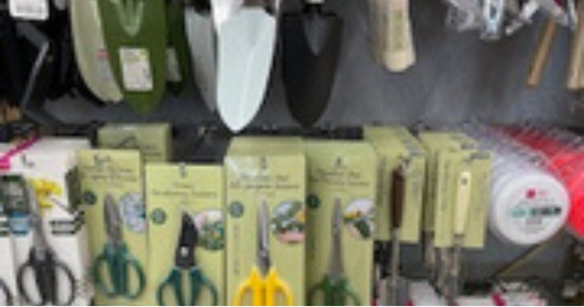 100均一での家庭菜園の道具の写真