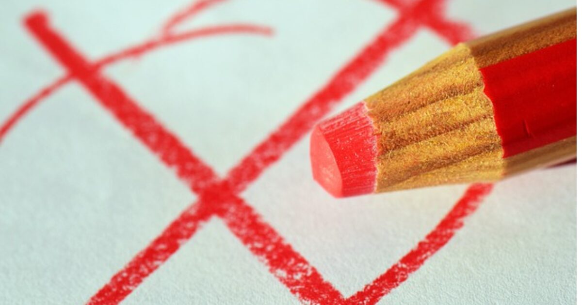 赤鉛筆で〇×が書かれているイラスト