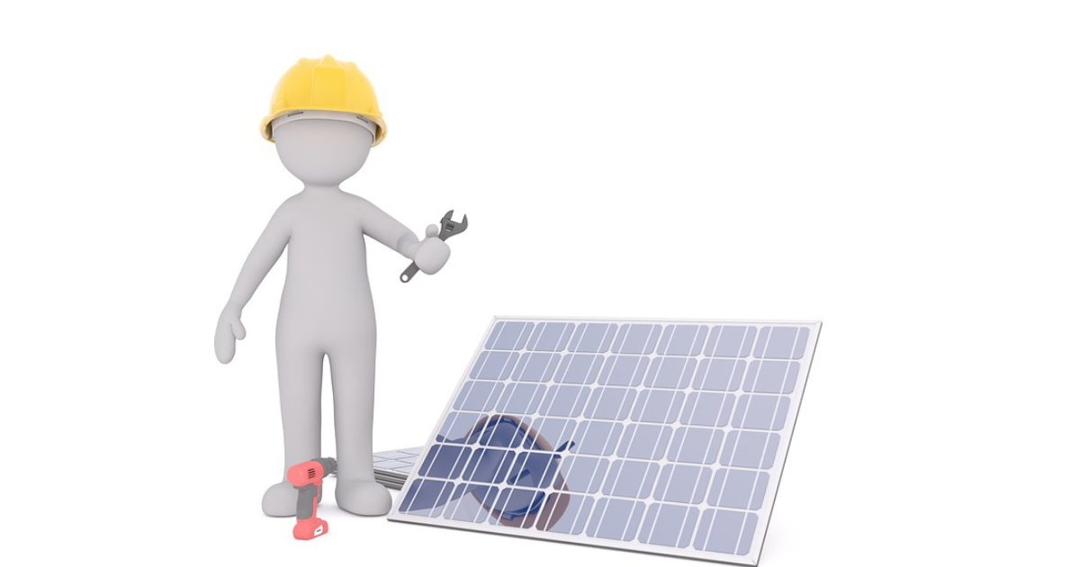 ソーラーパネルを修理しようとしている人形の写真