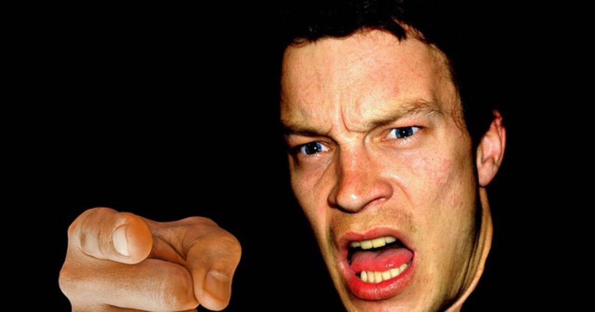 トラブルで男性が指さして怒っている様子