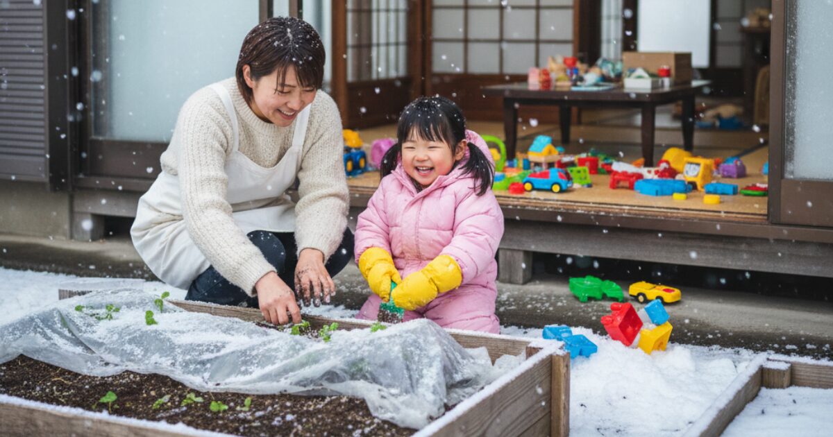 子供のオモチャで家は汚く、雪が降っている中、外で子供と楽しく家庭菜園している