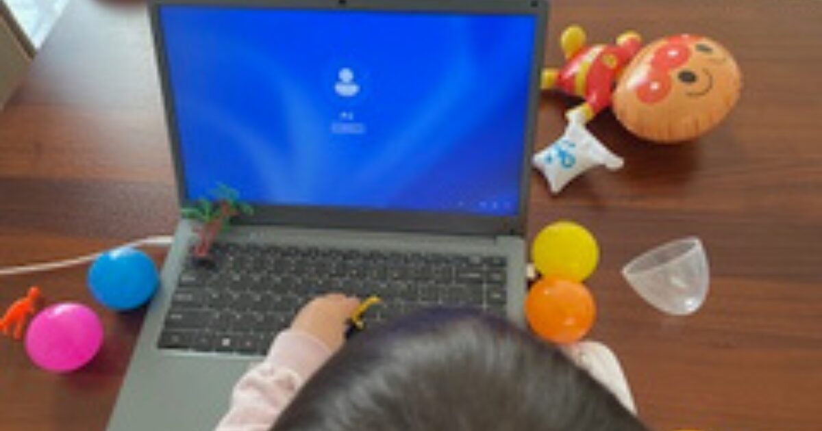 ブログのキーワード選定をして上位表示を実現している2歳児ママの作業場所の風景。