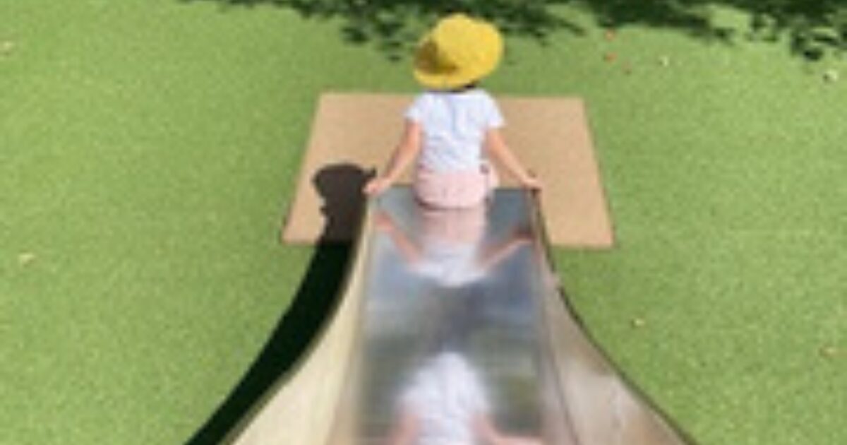 2歳児の子供と公園で遊ぶ日常の風景